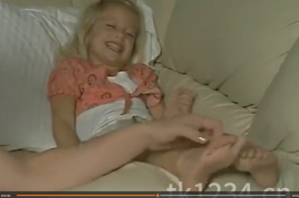 X002裸足粉衣小女孩被挠脚心